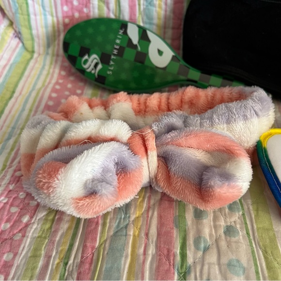 Harry Potter Slytherin Wet Brush, Beauty Headband x2 & Quo Heart Shaped Pads x3 - Picture 4 of 7